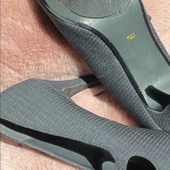 Ann Marino teacher grey heels. - Picture 2 of 9